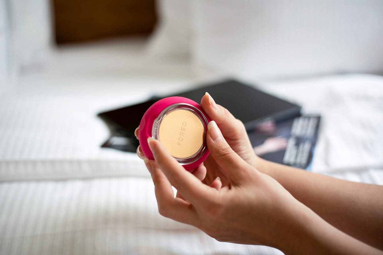FOREO Ufo Mini Full Facial Led Mask Treatment - in Fuchsia