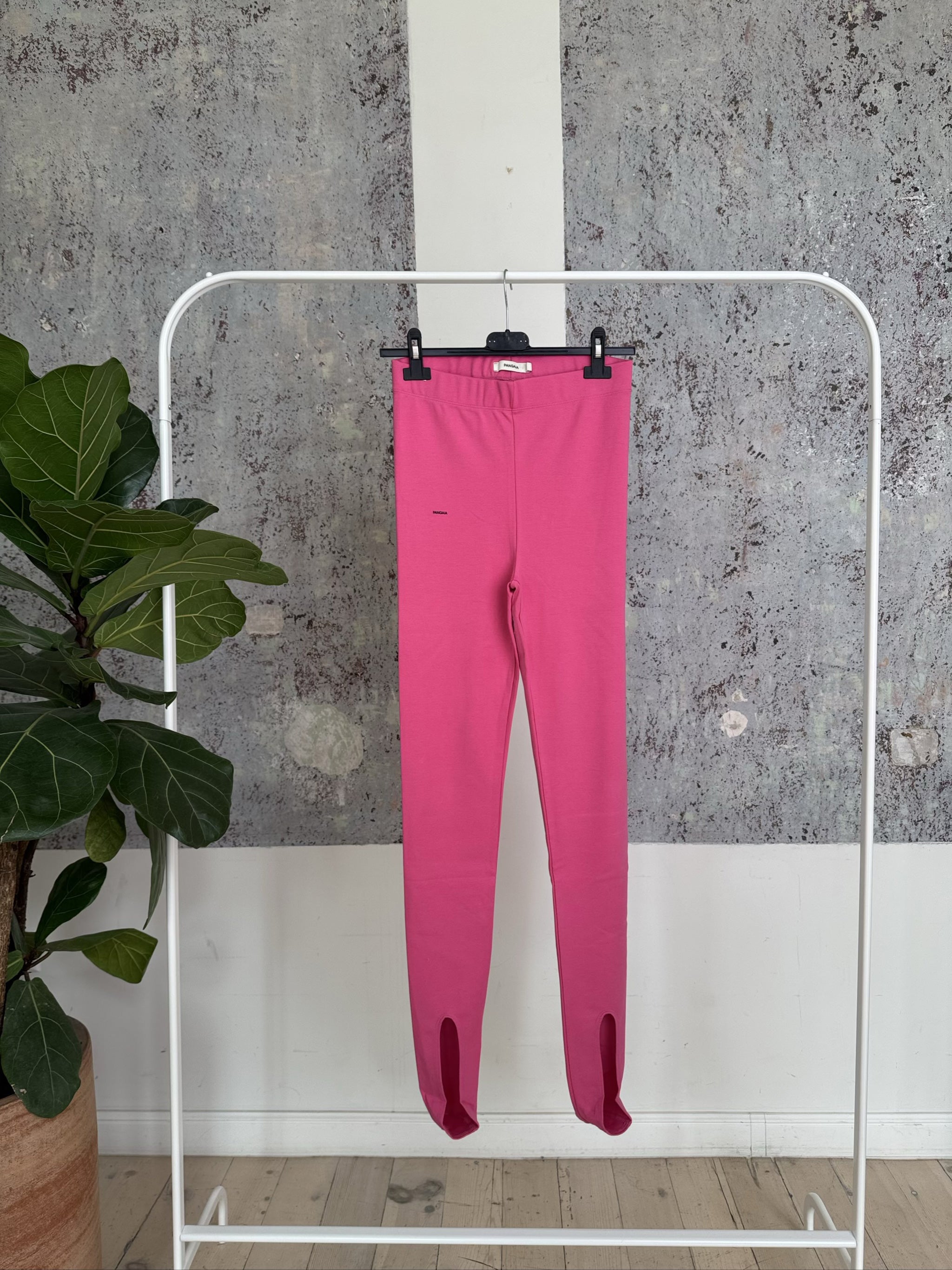 Roica Stirrup Legging - Flamingo Pink - M
